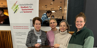 Bild von Luise Bernhardt und Mitgliedern des Service- und Beratungsteams am Stand des Seniorenstudiums bei den Dortmunder Hochschultagen 2024