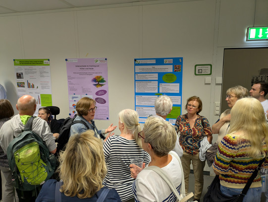 Seniorenstudierende der 45. Studiengruppe bei der Vorstellung ihrer Projekt-Plakate.