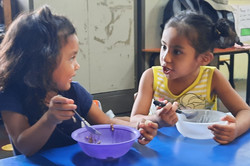 2 Kinder beim gemeinsamen Mittagessen in El-Salvador