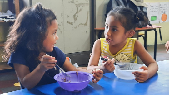 2 Kinder beim gemeinsamen Mittagessen in El-Salvador