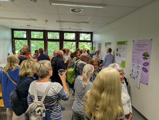 Seniorenstudierende der 45. Studiengruppe im Ausstellungsraum ihrer Projektarbeiten