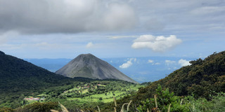 Blick über die Landschaft und Berge von El-Salvador