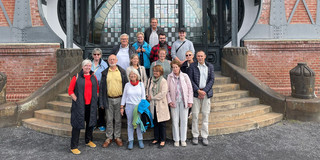 Gruppenbild mit Luise Bernhardt, dem Service- und Beratungsteam und den studentischen Hilfskräften des Seniorenstudiums