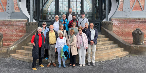Gruppenbild mit Luise Bernhardt, dem Service- und Beratungsteam und den studentischen Hilfskräften des Seniorenstudiums