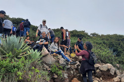 Die Reisegruppe macht eine Pause beim Wandern