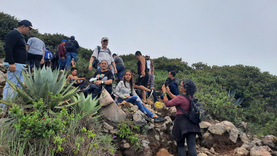 Die Reisegruppe macht eine Pause beim Wandern