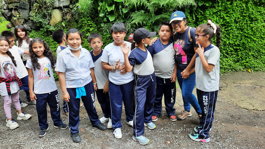Eine Gruppe von Schulkindern aus El-Salvador