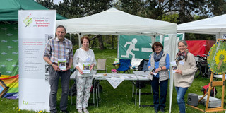 Mitglieder des Service- und Beratungsteams am Stand des Seniorenstudiums bei der Maikundgebung und dem anschließendem Familienfest im Westfalenpark 2022