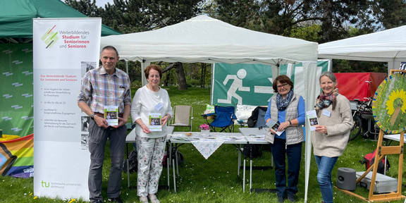 Mitglieder des Service- und Beratungsteams am Stand des Seniorenstudiums bei der Maikundgebung und dem anschließendem Familienfest im Westfalenpark 2022