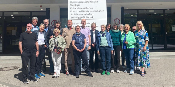 Seniorenstudierende aus Berlin zu Besuch Gemeinsames Gruppenfoto der Seniorenstudierenden aus Berlin und Dortmund vor dem Gebäude der Emil-Figge-Straße Nr. 50