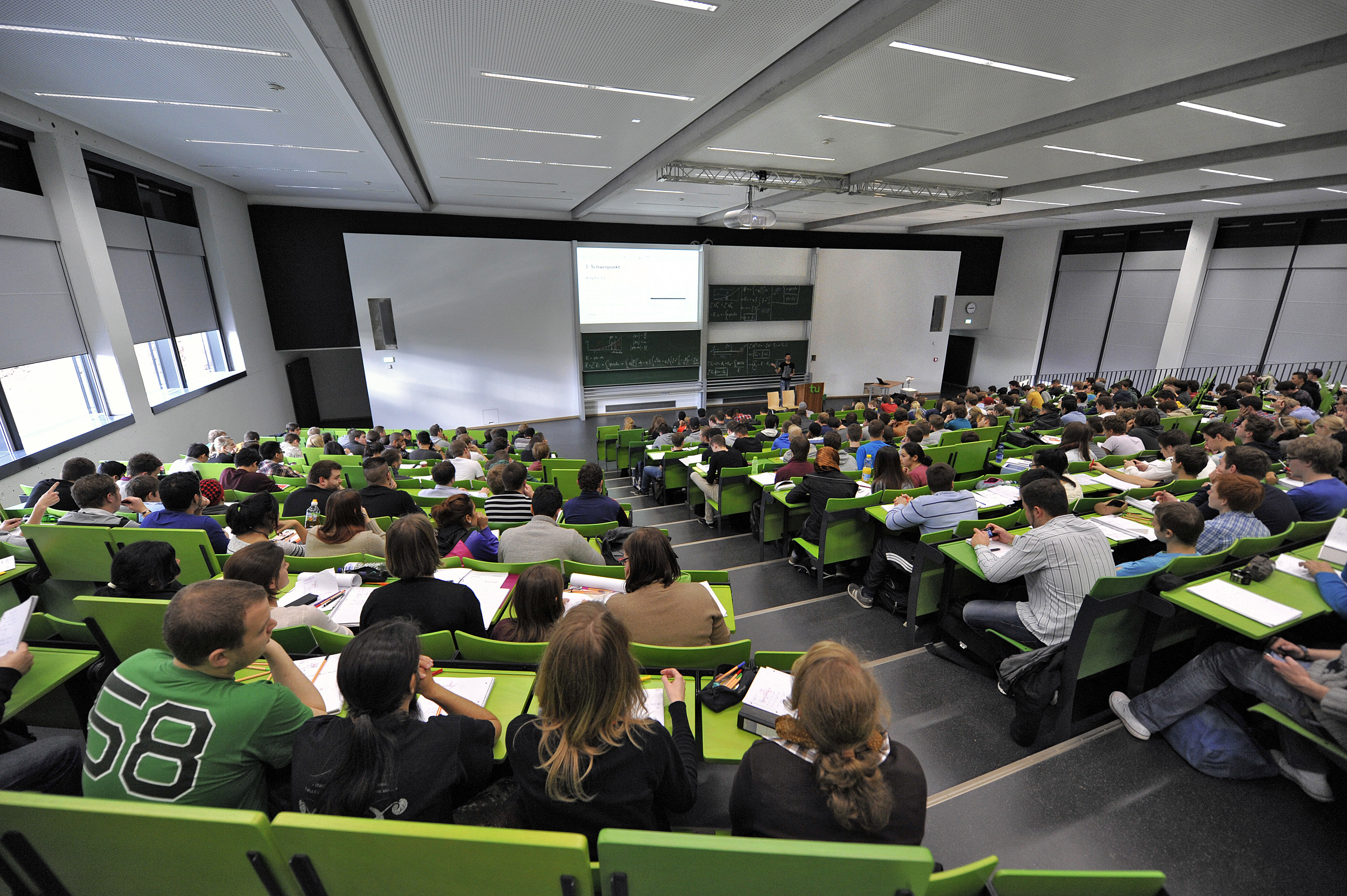 Studierende sitzen in einem Hörsaal im Seminargebäude am Campus Nord.