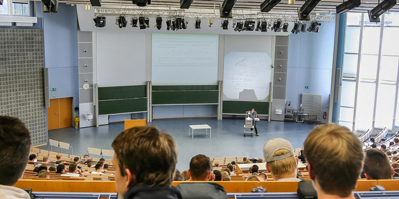 Hinterköpfe bei Vorlesung im Audimax