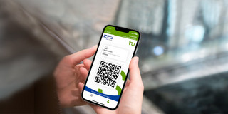 Zwei Hände halten ein Smartphone, auf dem die Student ID der TU Dortmund angezeigt wird.