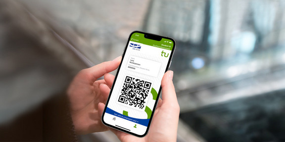 Zwei Hände halten ein Smartphone, auf dem die Student ID der TU Dortmund angezeigt wird.