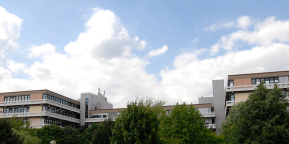 Emil-Figge-Straße 50 mit Wolken und grünen Bäumen im Hintergrund 